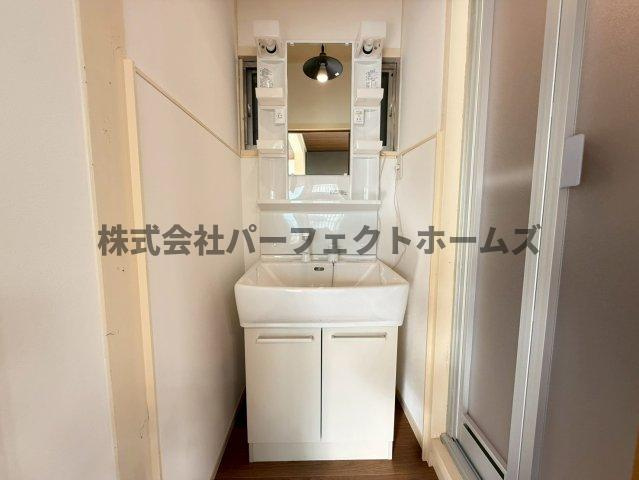 香里北之町戸建　賃貸の独立洗面台|朝の支度にも助かる、独立の洗髪洗面化粧台