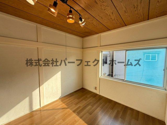 香里北之町戸建　賃貸の洋室|明るい洋室です
