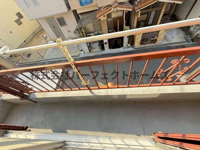 香里北之町戸建　賃貸のバルコニー|外からの目が気にならないバルコニーで洗濯物が干せます