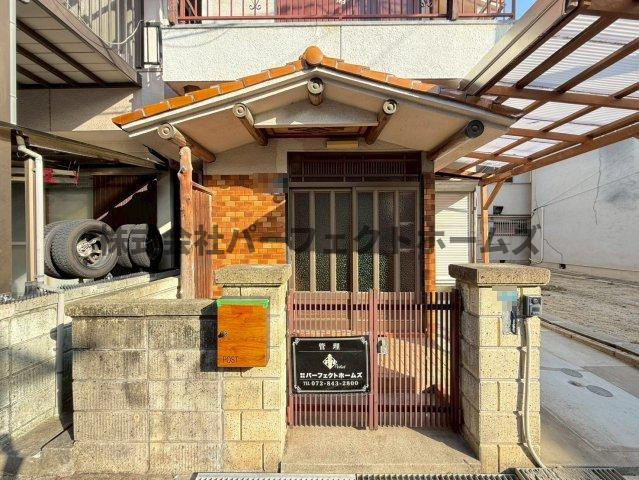 香里北之町戸建　賃貸のエントランス|清潔なエントランスです