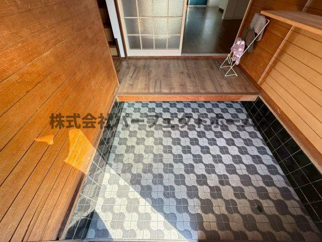 香里北之町戸建　賃貸の玄関|明るい玄関です