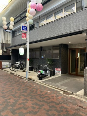 【外観】 | アビタシオン東山 | 商店街の中にある物件です