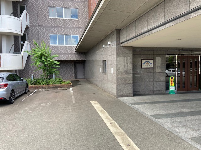 ビブレ西方の駐車場|融雪付き。マンション入り口からもトランクルーム（タイヤ置場）からも一番近い区画ですから、とても便利です。