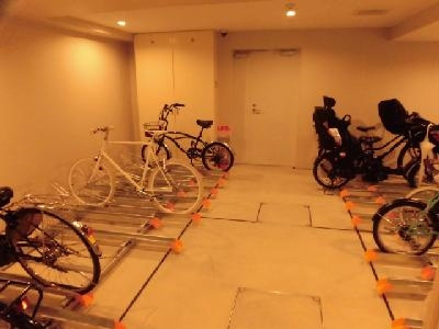 イーグルコート烏丸御池ルミエの駐車場|屋内駐輪場