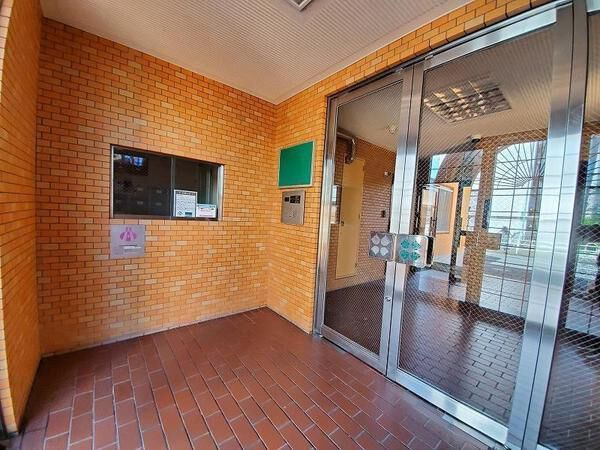 ロイヤルマンション荒江のエントランス