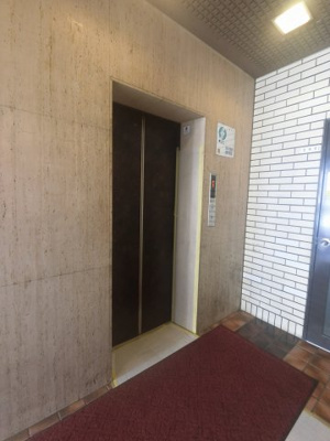 【その他共用部分】 | ストークビル高島 | お買い物時やベビーカーの出し入れに便利なエレベーター付です。