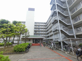 【外観】 | 総戸数１４２戸、昭和５４年４月築、管理人は日勤勤務につき管理体制良好です♪