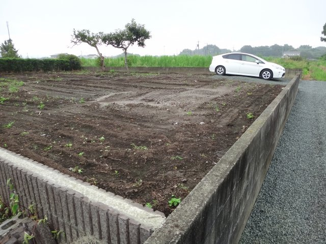 合志市野々島売地の外観|前面道路含む北西側から物件の外観です（８月２６日撮影）