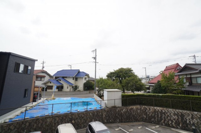 【展望】 | パブリコーポ千同（リノベーション済） | 【眺望】
撮影日が曇りで残念！
たっぷり陽ざしが入る眺望をお見せしたかったです。
前面に高い建物が無いので、2Fですが眺望も開けていて
いいですね！
こちら側はバイパスと反対側なので
音も静かです。