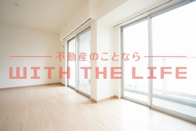 ライオンズ六ッ門サンリヤンタワー【キャッシュバック対象物件】の居間・リビング|ゆったりとしたリビングです