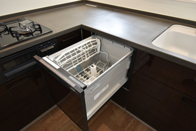 【キッチン】 | 杉並区高井戸西１丁目　新築戸建 | 食後の洗い物はスイッチ一つで乾燥まで全自動。空いた時間を有意義に使えるとても便利なキッチンアイテム！