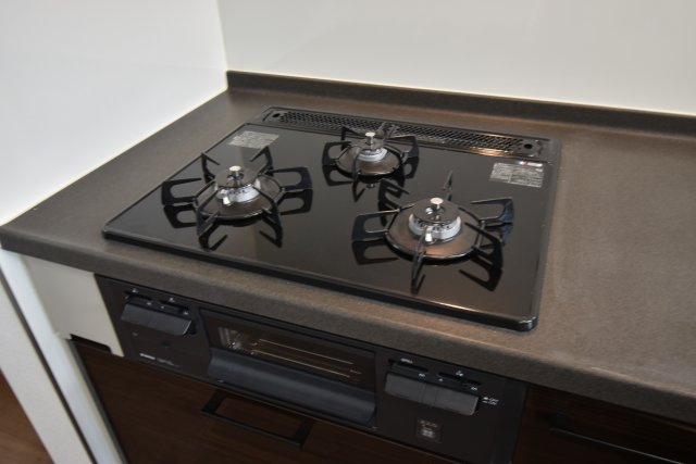 【キッチン】 | 杉並区高井戸西１丁目　新築戸建 | ３口ガスコンロは、同時にたくさんのお料理を作ることが出来ます。火力調整、安全装置、魚焼きグリルも完備！