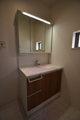 【独立洗面台】 | 杉並区高井戸西１丁目　新築戸建 | 身支度に便利な三面鏡タイプの洗面化粧台。鏡の裏側は大容量の収納スペースとなっております。