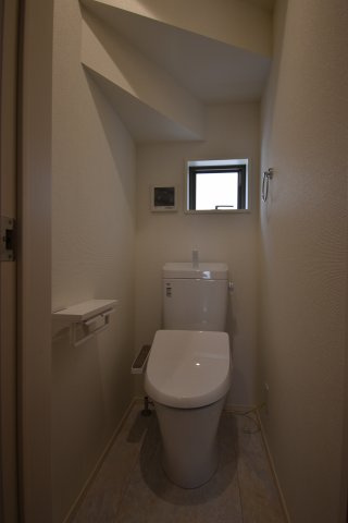 【トイレ】 | 杉並区高井戸西１丁目　新築戸建 | 窓を設け明るさと換気を確保したトイレは洗浄機能付き。