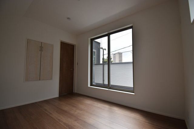 【洋室】 | 杉並区高井戸西１丁目　新築戸建 | 2面採光の明るい洋室を3室ご用意しました。各室収納スペース完備！