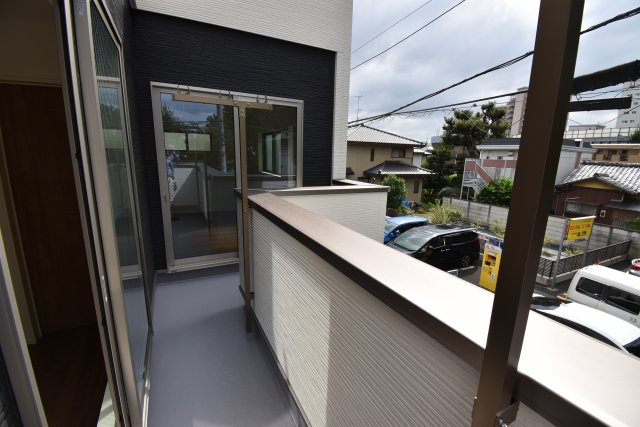 【バルコニー】 | 杉並区高井戸西１丁目　新築戸建 | 南側に向けたバルコニーは沢山の洗濯物も十分に干すことが出来ます。