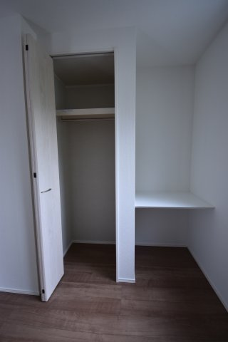 【収納】 | 杉並区高井戸西１丁目　新築戸建 | ハンガーパイプと枕棚を設置し長物の洋服も収納頂けます。各室に完備しております。