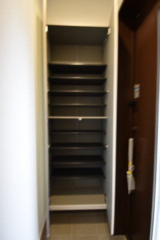 【収納】 | 杉並区高井戸西１丁目　新築戸建 | 玄関に設置されたシューズボックスは可動棚式。スニーカー、サンダル、ロングブーツ等の多種の物に対応できます。