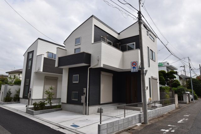 【外観】 | 杉並区高井戸西１丁目　新築戸建 | 勾配天井で広々空間を実現したLDKが魅力の３LDK+P！地震に強いダイライト工法にて施行、最寄駅から徒歩８分の新邸誕生です。