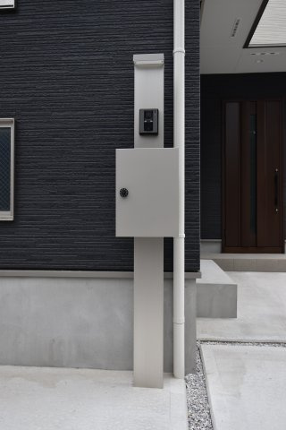 【その他】 | 杉並区高井戸西１丁目　新築戸建 | インターホンとポストが集約された機能門柱