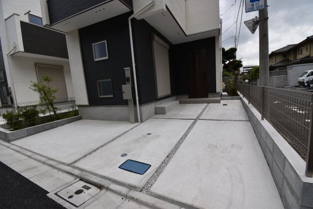 【駐車場】 | 杉並区高井戸西１丁目　新築戸建 | 大型車両の駐車頂けるカースペースを完備しております。