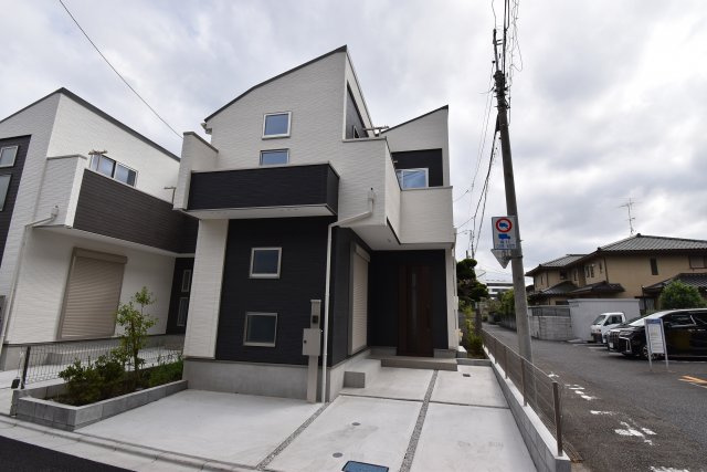 【外観】 | 杉並区高井戸西１丁目　新築戸建 | 勾配天井で広々空間を実現したLDKが魅力の３LDK+P！地震に強いダイライト工法にて施行、最寄駅から徒歩８分の新邸誕生です。