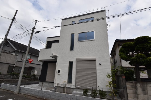 【外観】 | 杉並区高井戸西１丁目　新築戸建 | 勾配天井で広々空間を実現したLDKが魅力の３LDK+P！地震に強いダイライト工法にて施行、最寄駅から徒歩８分の新邸誕生です。