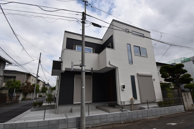 【外観】 | 杉並区高井戸西１丁目　新築戸建 | 勾配天井で広々空間を実現したLDKが魅力の３LDK+P！地震に強いダイライト工法にて施行、最寄駅から徒歩８分の新邸誕生です。