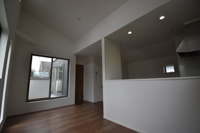 【居間・リビング】 | 杉並区高井戸西１丁目　新築戸建 | 勾配天井で広さと開放感がございます。南西角に面した３面採光のリビングスペース。