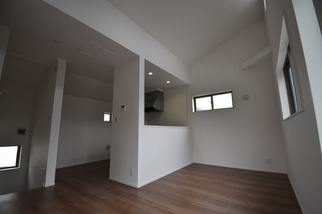 【居間・リビング】 | 杉並区高井戸西１丁目　新築戸建 | 勾配天井で広さと開放感がございます。南西角に面した３面採光のリビングスペース。