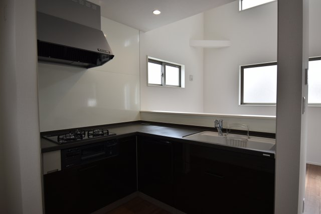 【キッチン】 | 杉並区高井戸西１丁目　新築戸建 | 吊戸棚を敢えて設置せず、リビングとのつながりを持たせ開放感を重視しました。リビングからの孤立をなくし、家族団欒の中での家事をお楽しみ頂けます。