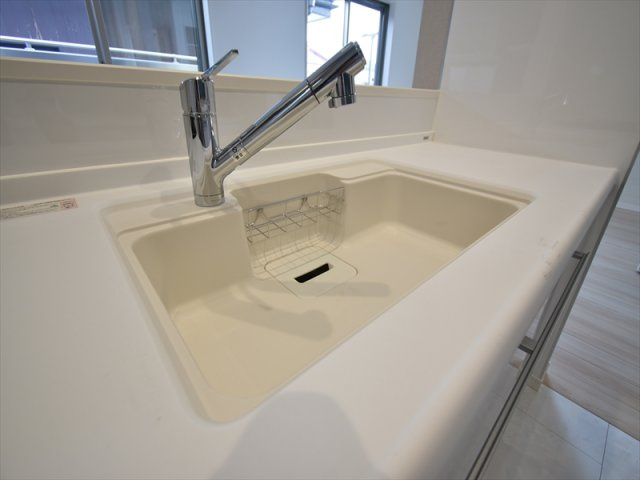 【キッチン】 | 世田谷区上祖師谷2丁目 新築戸建 | 低層住宅地に佇む二階建てレジデンス
前面道路は約5ｍの公道につき、お車の出し入れも楽々！