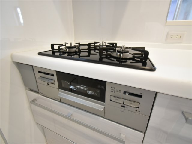 【キッチン】 | 世田谷区上祖師谷2丁目 新築戸建 | 低層住宅地に佇む二階建てレジデンス
前面道路は約5ｍの公道につき、お車の出し入れも楽々！