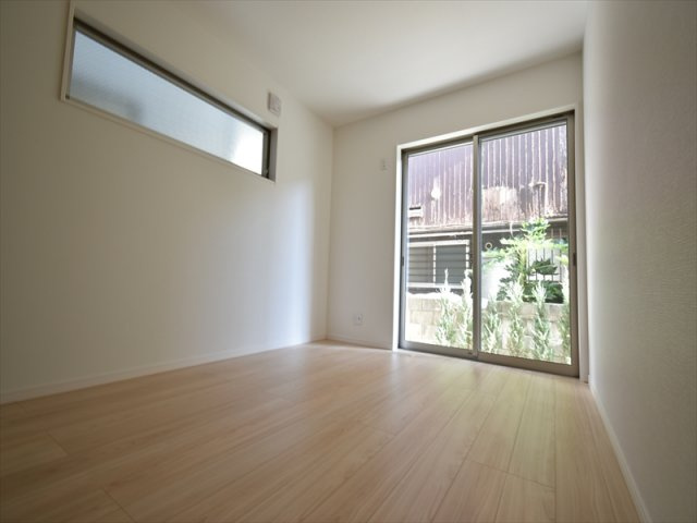 【洋室】 | 世田谷区上祖師谷2丁目 新築戸建 | 低層住宅地に佇む二階建てレジデンス
前面道路は約5ｍの公道につき、お車の出し入れも楽々！