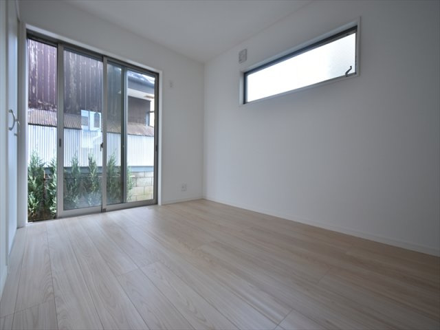 【洋室】 | 世田谷区上祖師谷2丁目 新築戸建 | 低層住宅地に佇む二階建てレジデンス
前面道路は約5ｍの公道につき、お車の出し入れも楽々！