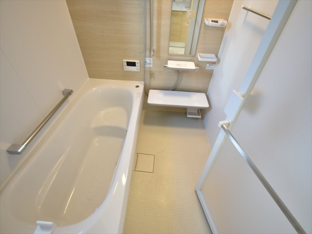 【浴室】 | 世田谷区上祖師谷2丁目 新築戸建 | 低層住宅地に佇む二階建てレジデンス
前面道路は約5ｍの公道につき、お車の出し入れも楽々！