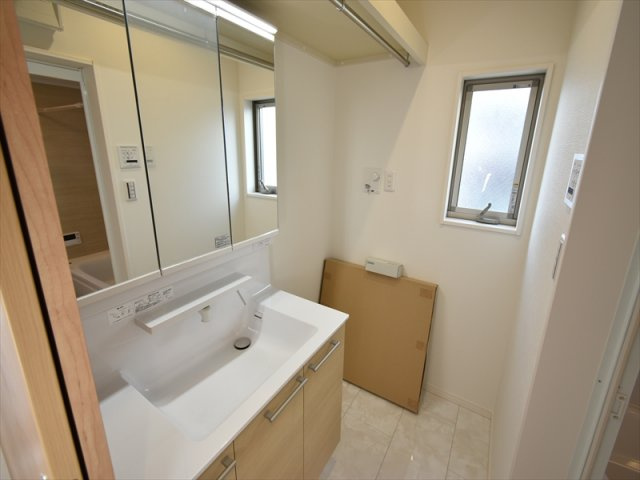 【独立洗面台】 | 世田谷区上祖師谷2丁目 新築戸建 | 低層住宅地に佇む二階建てレジデンス
前面道路は約5ｍの公道につき、お車の出し入れも楽々！