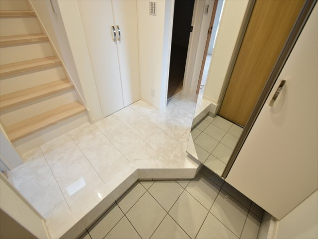 【玄関】 | 世田谷区上祖師谷2丁目 新築戸建 | 低層住宅地に佇む二階建てレジデンス
前面道路は約5ｍの公道につき、お車の出し入れも楽々！