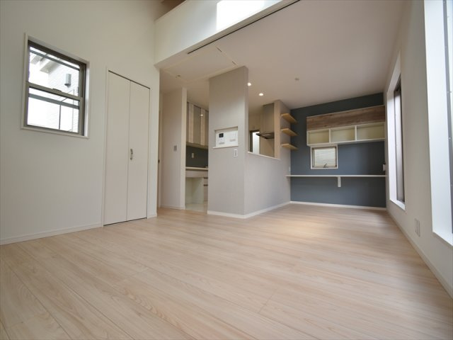 【居間・リビング】 | 世田谷区上祖師谷2丁目 新築戸建 | 低層住宅地に佇む二階建てレジデンス
前面道路は約5ｍの公道につき、お車の出し入れも楽々！
