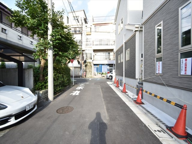 【前面道路含む現地写真】 | 世田谷区上祖師谷2丁目 新築戸建 | 低層住宅地に佇む二階建てレジデンス
前面道路は約5ｍの公道につき、お車の出し入れも楽々！