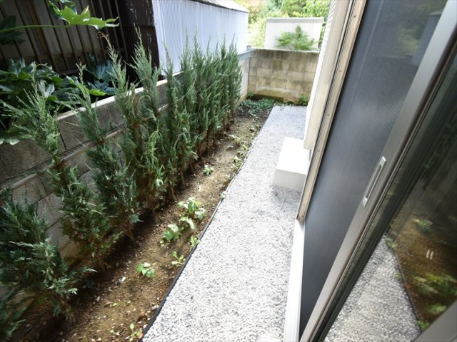 【庭】 | 世田谷区上祖師谷2丁目 新築戸建 | 低層住宅地に佇む二階建てレジデンス
前面道路は約5ｍの公道につき、お車の出し入れも楽々！