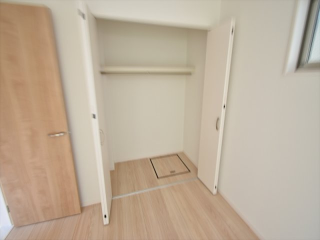 【収納】 | 世田谷区上祖師谷2丁目 新築戸建 | 低層住宅地に佇む二階建てレジデンス
前面道路は約5ｍの公道につき、お車の出し入れも楽々！