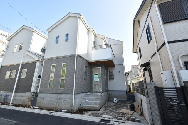 【外観】 | 世田谷区上祖師谷2丁目 新築戸建 | 低層住宅地に佇む二階建てレジデンス
前面道路は約5ｍの公道につき、お車の出し入れも楽々！
