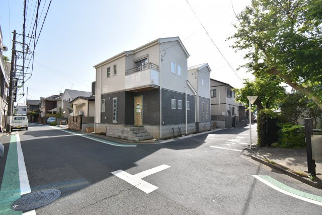 【外観】 | 世田谷区上祖師谷2丁目 新築戸建 | 低層住宅地に佇む二階建てレジデンス
前面道路は約5ｍの公道につき、お車の出し入れも楽々！
