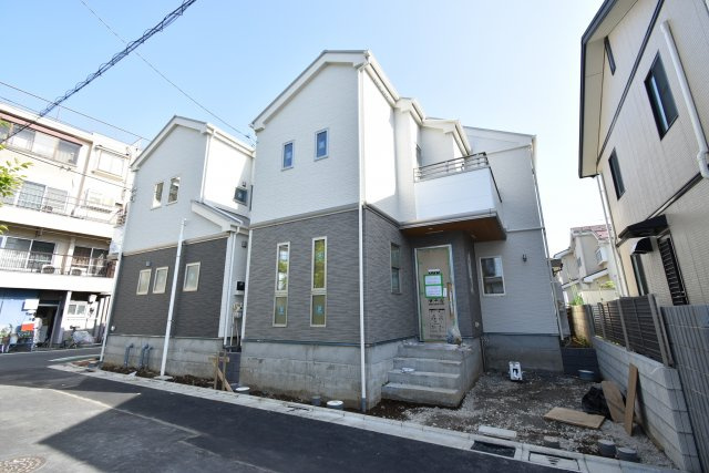 【外観】 | 世田谷区上祖師谷2丁目 新築戸建 | 低層住宅地に佇む二階建てレジデンス
前面道路は約5ｍの公道につき、お車の出し入れも楽々！
