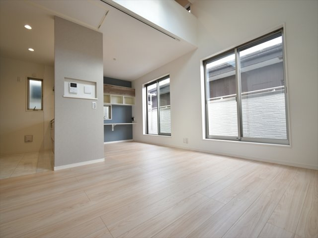 【居間・リビング】 | 世田谷区上祖師谷2丁目 新築戸建 | 低層住宅地に佇む二階建てレジデンス
前面道路は約5ｍの公道につき、お車の出し入れも楽々！
