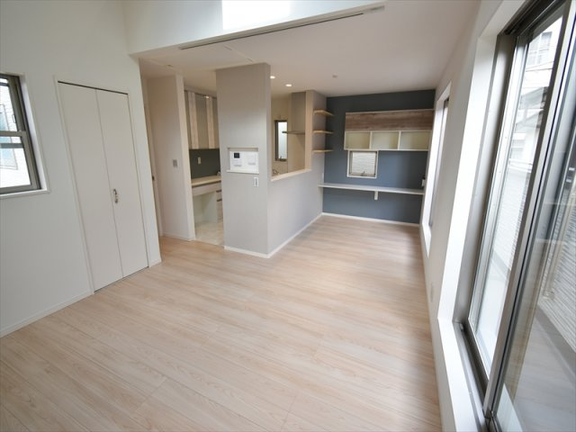 【居間・リビング】 | 世田谷区上祖師谷2丁目 新築戸建 | 低層住宅地に佇む二階建てレジデンス
前面道路は約5ｍの公道につき、お車の出し入れも楽々！
