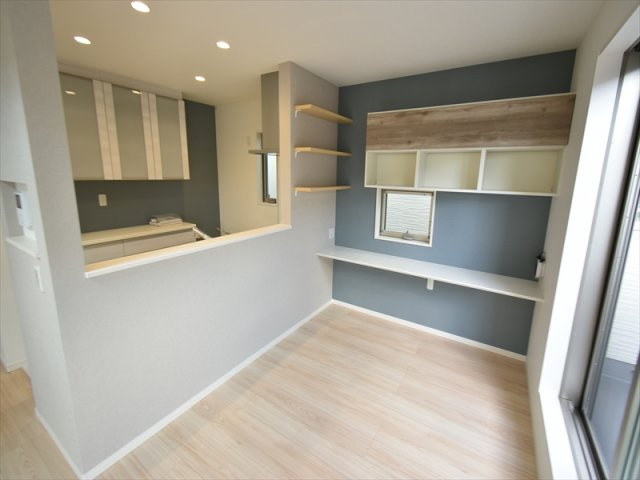 【居間・リビング】 | 世田谷区上祖師谷2丁目 新築戸建 | 低層住宅地に佇む二階建てレジデンス
前面道路は約5ｍの公道につき、お車の出し入れも楽々！
