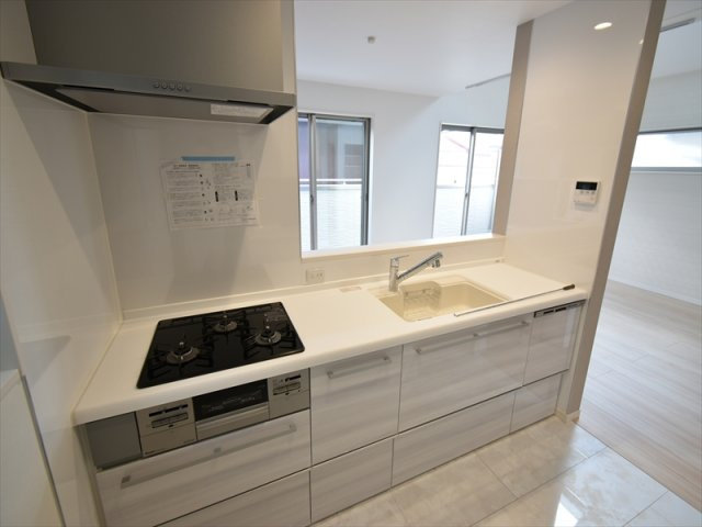 【キッチン】 | 世田谷区上祖師谷2丁目 新築戸建 | 低層住宅地に佇む二階建てレジデンス
前面道路は約5ｍの公道につき、お車の出し入れも楽々！