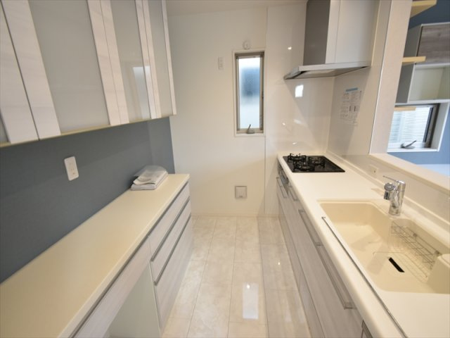 【キッチン】 | 世田谷区上祖師谷2丁目 新築戸建 | 低層住宅地に佇む二階建てレジデンス
前面道路は約5ｍの公道につき、お車の出し入れも楽々！